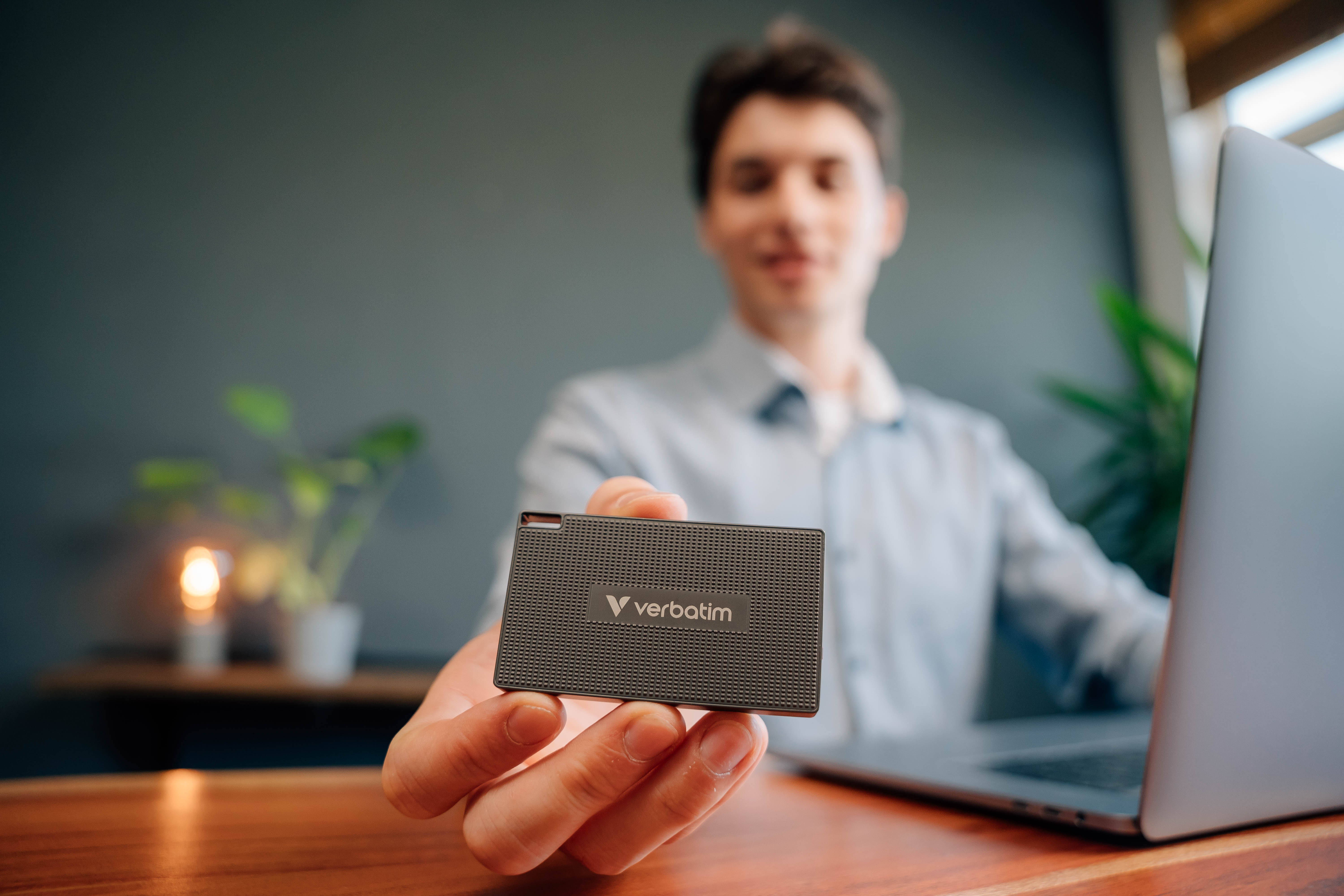 Verbatim Lifestyle pictures_Metal Mini SSD_Shooting August 2024_32030_32031_DF 4.jpg